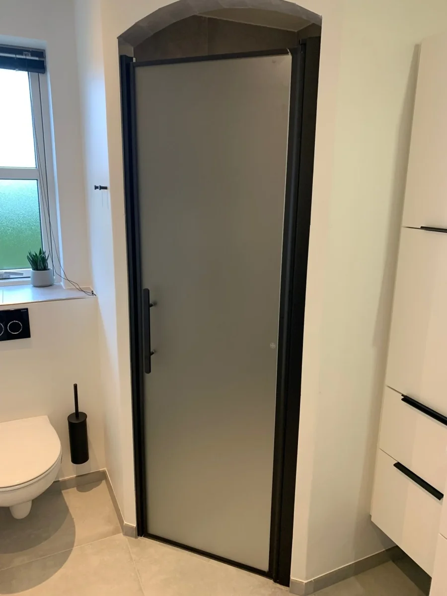 Nischdusch 90x198 cm - 6 mm frostat nanoglas - svart profil - Vänern - Bild 4